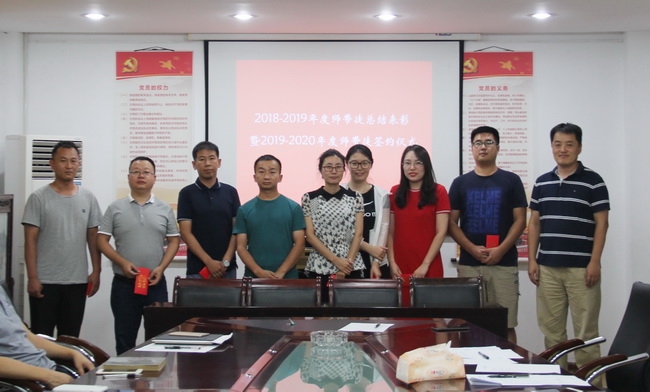 5d4936a29fd7e.jpg 董事長(zhǎng)翟一鳴(右)為優(yōu)秀師傅頒獎(jiǎng)(網(wǎng)用).jpg