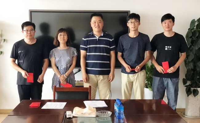 5d4936b9d53fc.jpg 董事長(zhǎng)翟一鳴(中)為優(yōu)秀師傅頒獎(jiǎng)(網(wǎng)用).jpg