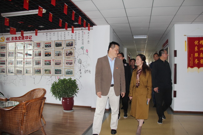 5dae602816cbf.jpg 郭主席查看公司辦公環(huán)境(網(wǎng)用3).jpg